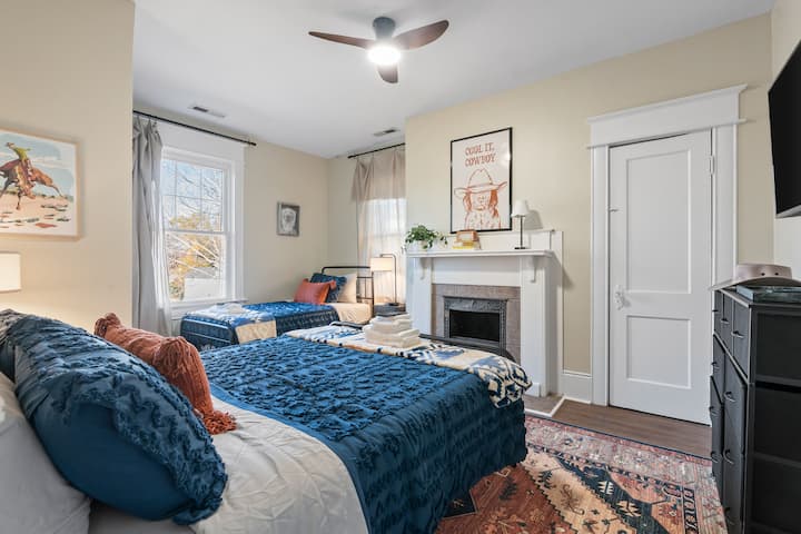 בחדר השינה 3 (למעלה) יש מיטת קווין סייז ומיטת יחיד, בנוסף לטלוויזיה גדולה וארון מרווח!