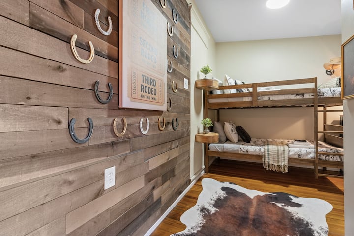 בחדר השינה 5 (למעלה) יש מיטת קומותיים, פינת ישיבה עם פופים, והוא מחובר לחדר המשחקים עם משחקי ארקייד!