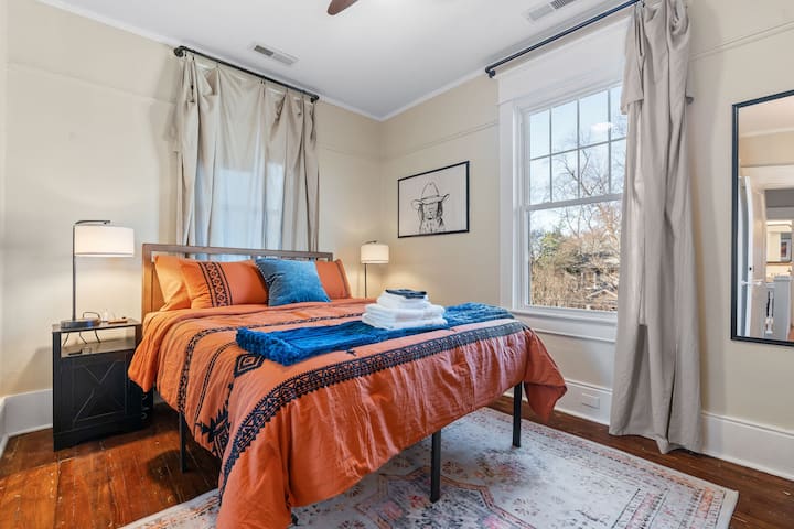 חדר שינה 4 ממוקם למעלה, ויש בו מיטת קווין סייז, טלוויזיה גדולה וארון/מקום אחסון משלו!