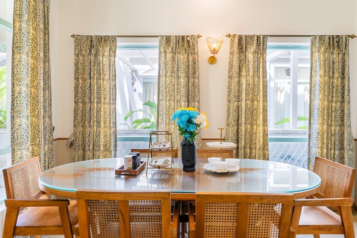 Dining area image 1