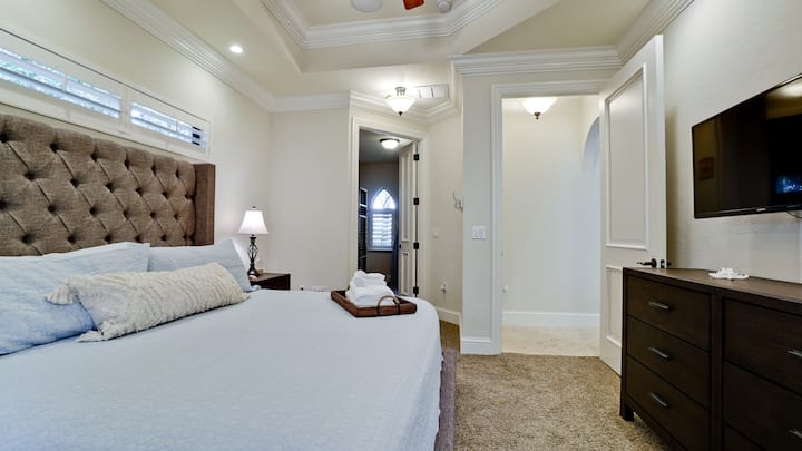 Chumba cha kulala cha kifalme chenye bafu la kujitegemea.