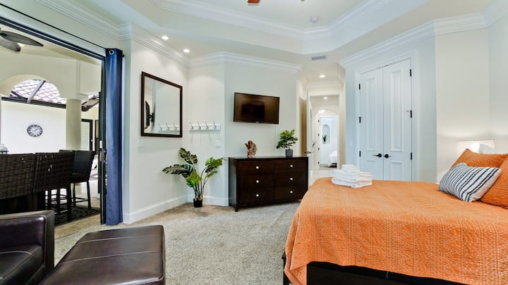 Chumba cha kulala cha Malkia chenye bafu la ndani la kujitegemea na kutembea hadi eneo la bwawa.