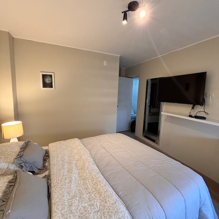 Bračni krevet (širine 150 – 179 cm) i moderni 43-inčni televizor. 