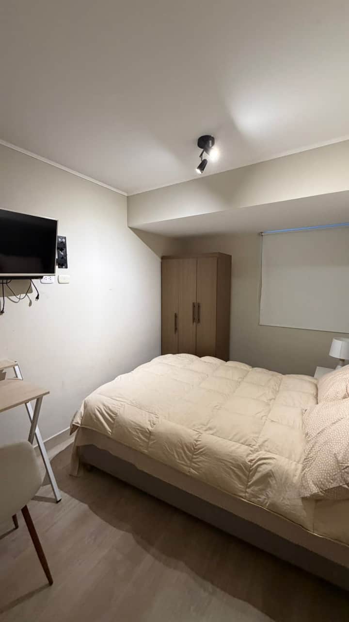 Druga spavaća soba s bračnim krevetom i televizorom. 