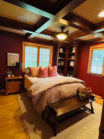 Gorgeous lake home with beachside cabana! gallery image 5