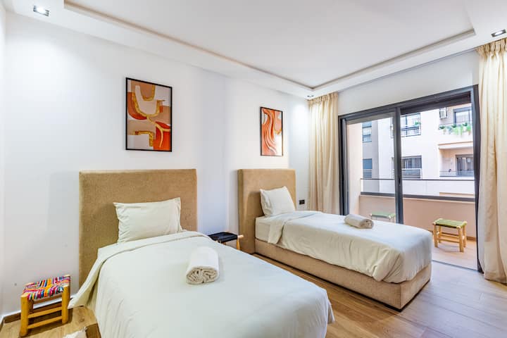 Mejore su estadía con sábanas de algodón de lujo y un montón de espacio de almacenamiento para su ropa