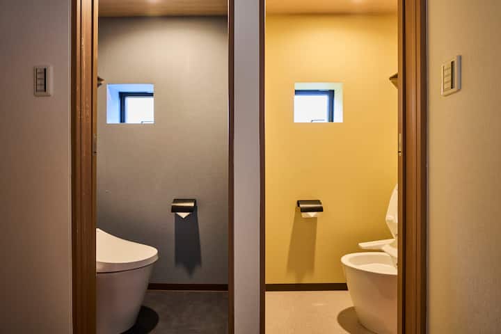 トイレ3室、シャワー2室完備。大人数でも朝の準備がスムーズでストレスフリー。

トイレ3室、シャワー2室完備。朝の慌ただしさはもうありません！大人数のグループがストレスなく滞在できるように設計されています。

 配備3間廁所與2間淋浴間。人數再多也不用擔心早晨排隊，入住更輕鬆