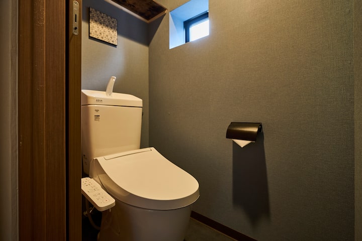 トイレ3室、シャワー2室完備。大人数でも朝の準備がスムーズでストレスフリー。

トイレ3室、シャワー2室完備。朝の慌ただしさはもうありません！大人数のグループがストレスなく滞在できるように設計されています。

 配備3間廁所與2間淋浴間。人數再多也不用擔心早晨排隊，入住更輕鬆