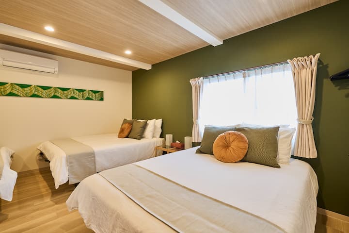 独立した4つの寝室。大人数でもプライベートな就寝スペースを確保できます。

One of 4 private bedrooms. Ensures a quiet and comfortable sleep for large groups.

共 4間獨立臥室。即使人數眾多，也能享有安靜舒適的私人睡眠空間。