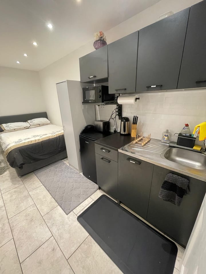 Chic Modern Studio Apartment Near Heathrow Airport - Hounslow