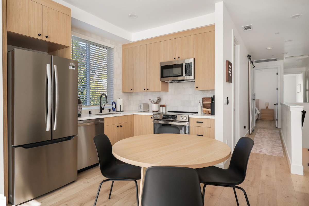 Top performing Airbnb: Prime Midtown Sacramento Luxury 2BR Private Garage in Southside Park
