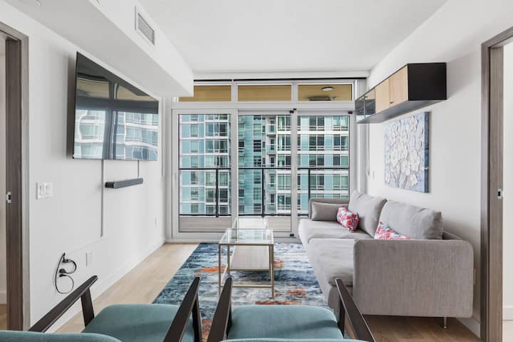Luxury Condo With Iconic Downtown Toronto Views - Mississauga