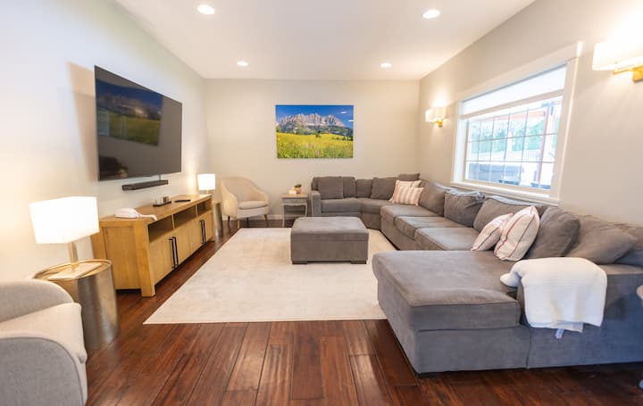The Tyrolean: Pool, Hot Tub & Ski Hill Charm - 萊溫芙絲鎮