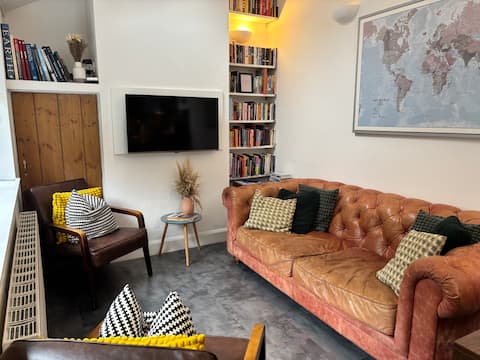 Top Airbnb: Secret City Cottage • Peaceful • Private Garden • in Aberdeen