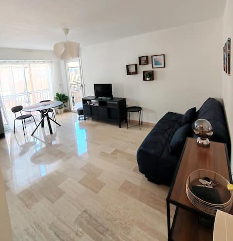 Annonce Airbnb populaire: Charming studio with terrace 2 mins from the beaches à Vallauris