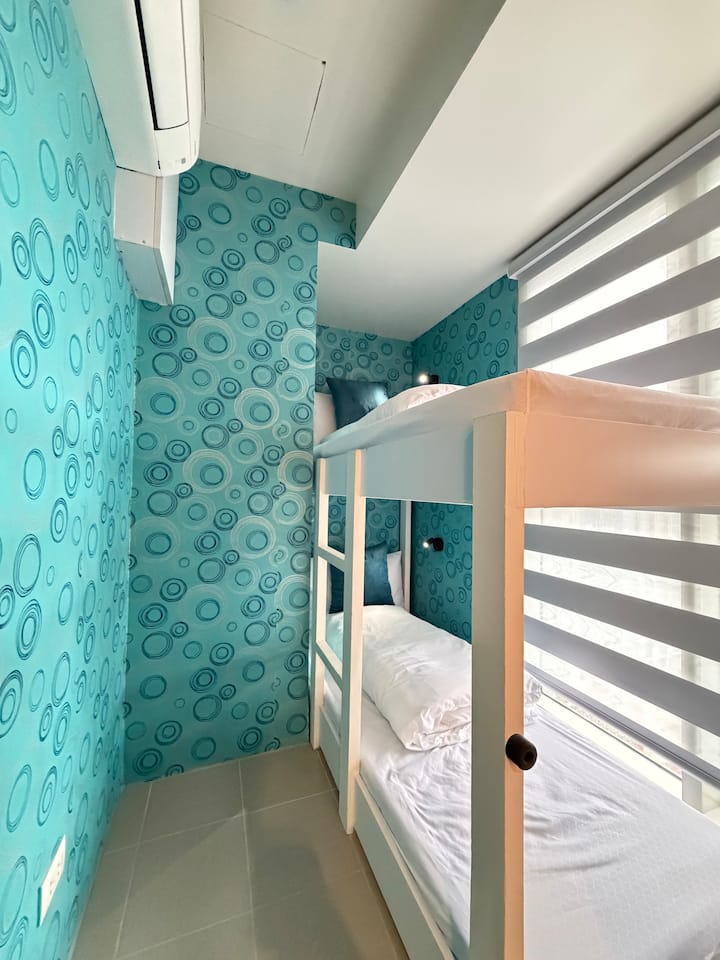 חדר שינה 3, מעוצב כמעון שינה שקט עם חלון, מציע מגע ייחודי עם מערכת מיזוג אוויר, מתקן שנמצא לעיתים רחוקות ביחידות אחרות עם אותו פריסת בניין. שלחו לי הודעה כדי לדעת יותר. 