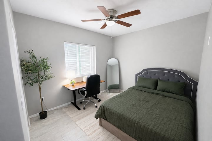 Habitación cómoda con una cama acogedora, zona de trabajo exclusiva con escritorio y silla, y una cama plegable adicional disponible en el armario para huéspedes adicionales. Perfecto para el trabajo a distancia, familias o grupos pequeños.