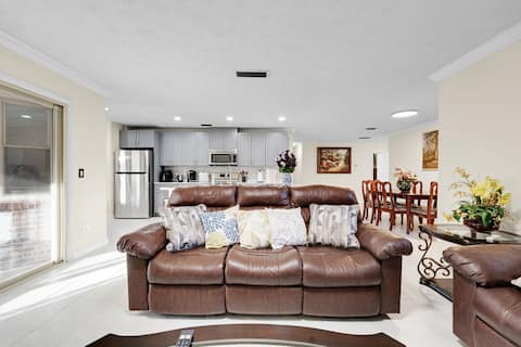 Popular Airbnb listing: Simple Jax 4BR/2BA Fam Haven @Central Beach in Sandlewood