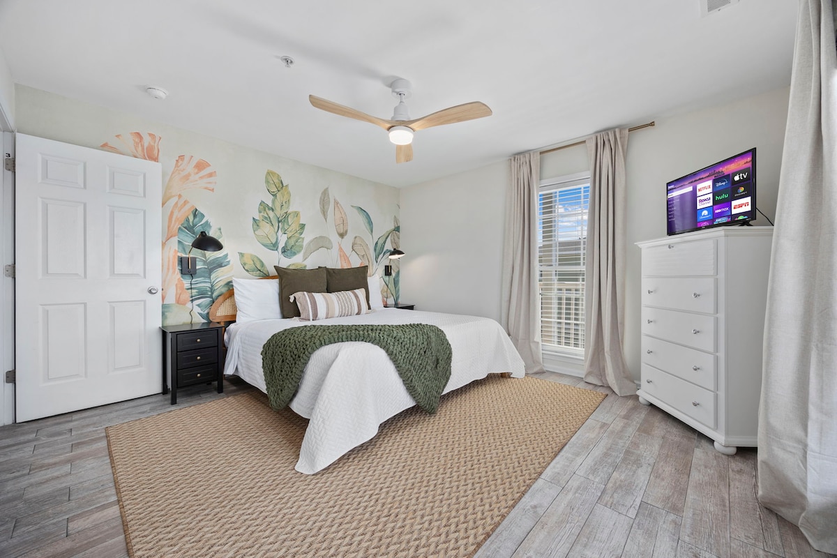 Despiértate con vistas tranquilas en todas direcciones. Este dormitorio sereno se abre a un balcón con la reserva costera que se extiende por delante y el océano justo detrás, un lugar fácil para relajarse, disfrutar del paisaje y disfrutar de tu estadía.