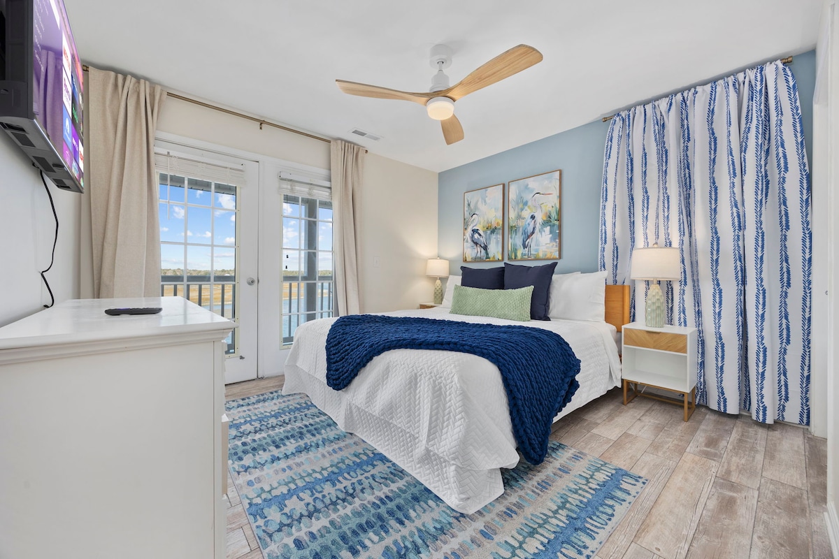 Despiértate con la suave luz de la costa y las vistas a los pantanos en este dormitorio sereno. Disfruta de una lujosa cama tamaño king, acceso privado al balcón y un espacio tranquilo y aireado perfecto para mañanas tranquilas, siestas después de la playa y noches de descanso.