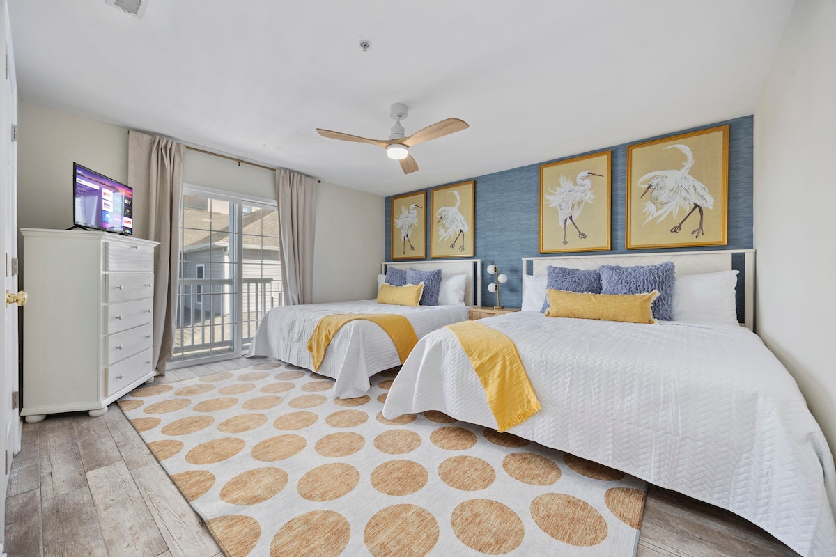 Relájate en un refugio tranquilo con dos camas tamaño king, sábanas de lujo y espacio para descansar de verdad. Comienza la mañana con el aire fresco de la costa en el balcón privado, luego termina el día viendo una película y recargando energías para las aventuras de mañana en la playa.