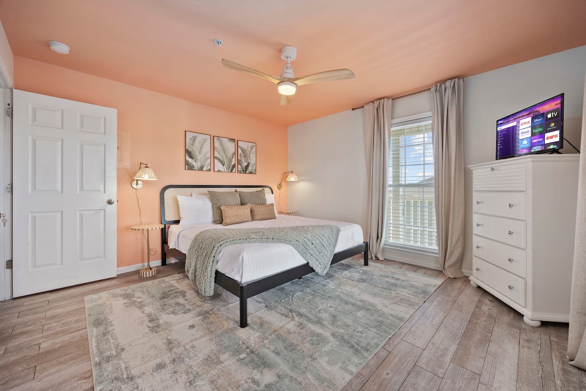 Los tonos cálidos de coral y las texturas suaves crean un lugar acogedor para relajarse después de un día completo en la playa. Despiértate con vistas a la reserva costera desde la cama, luego relájate con tus programas favoritos en un refugio tranquilo y acogedor diseñado para descansar y recargar energías.