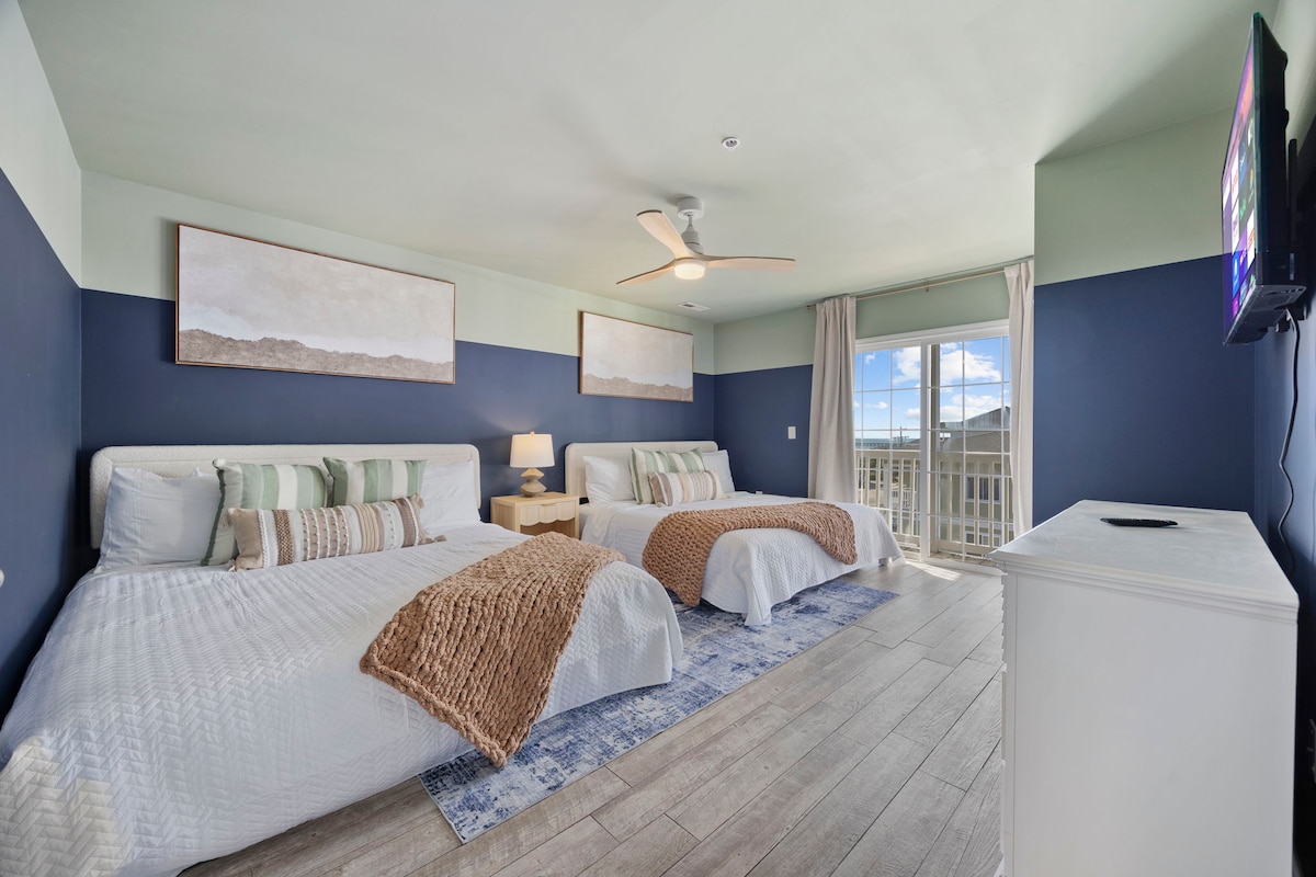 Relájate en una habitación tranquila y cómoda con dos camas tamaño king. Perfecta para familias o amigos. Las sábanas suaves, la iluminación cuidadosa y el acceso al balcón hacen que sea fácil relajarse, transmitir sus programas favoritos y despertarse renovado para otro día de playa o golf.