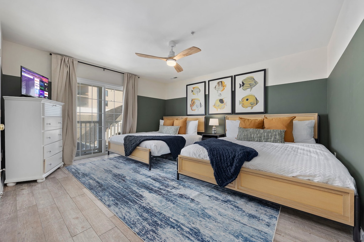 Despiértate descansado en camas tamaño king dobles, toma un café en tu balcón privado y deja que la brisa costera marque el ritmo. Mucho espacio para estirarse, relajarse juntos y disfrutar de las mañanas o relajarse después de días completos de pesca, golf o natación.