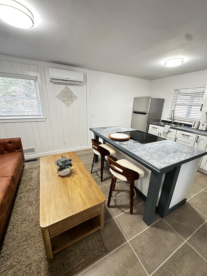 Beautiful One Bedroom Apartment In Mount-view Are. - Hickory, NC