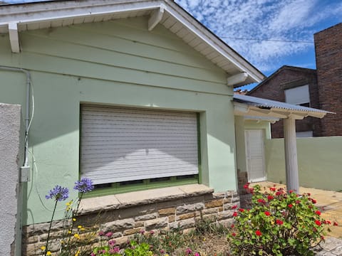 Top Airbnb: Central and 300 meters from the sea - with garage en Partido De Tres Arroyos
