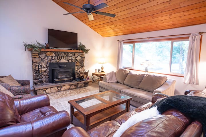 Wicker Moose Manor: 3600 Sqft Multi-family Getaway - Pollock Pines, CA