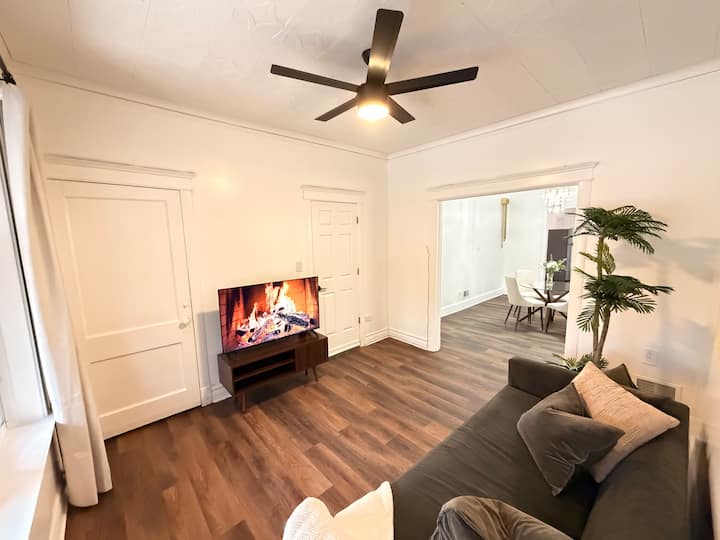 Easy Downtown Access From The Pilsen Haven - Cicero, IL