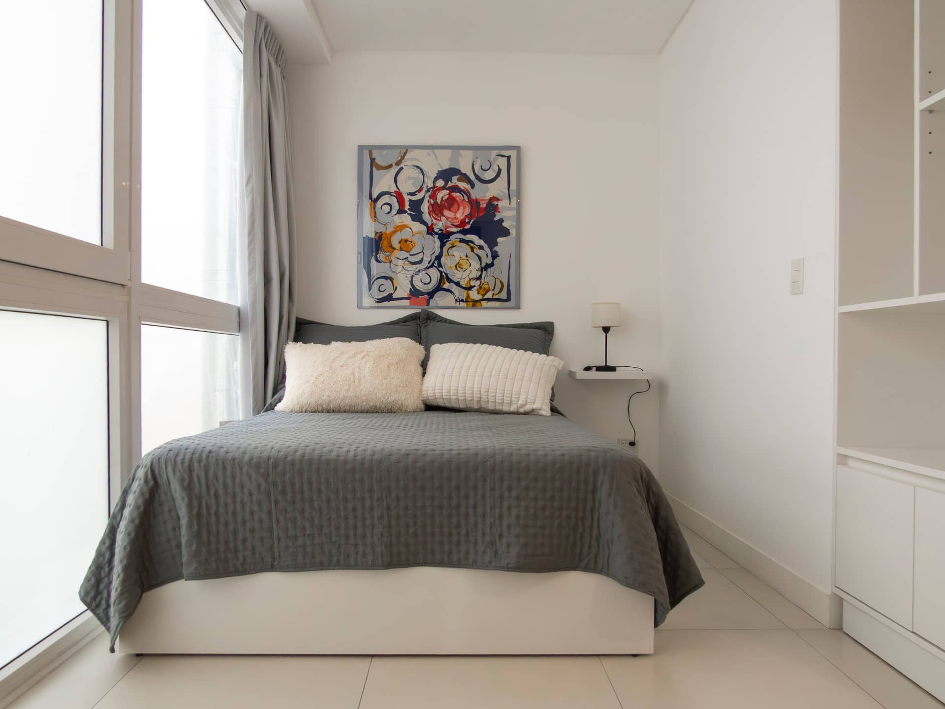 Modern studio apartment in Monserrat