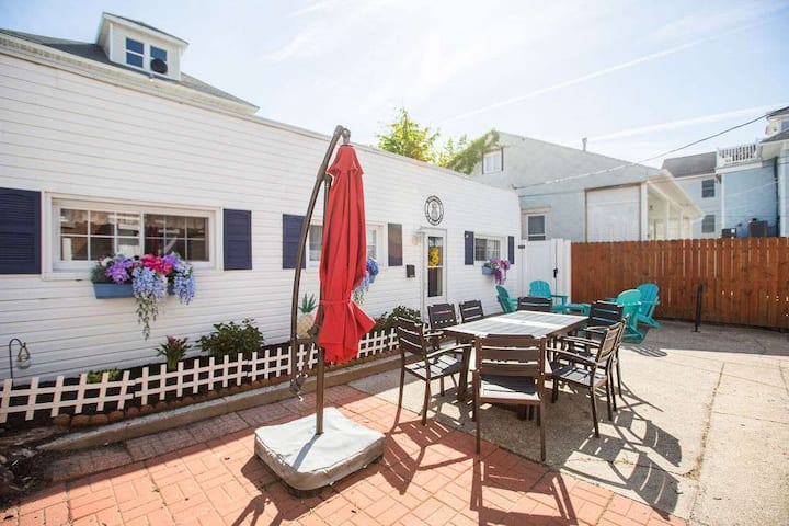 The Cottage: Beach, Boardwalk, Pets, Parking! - Wildwood Crest, NJ