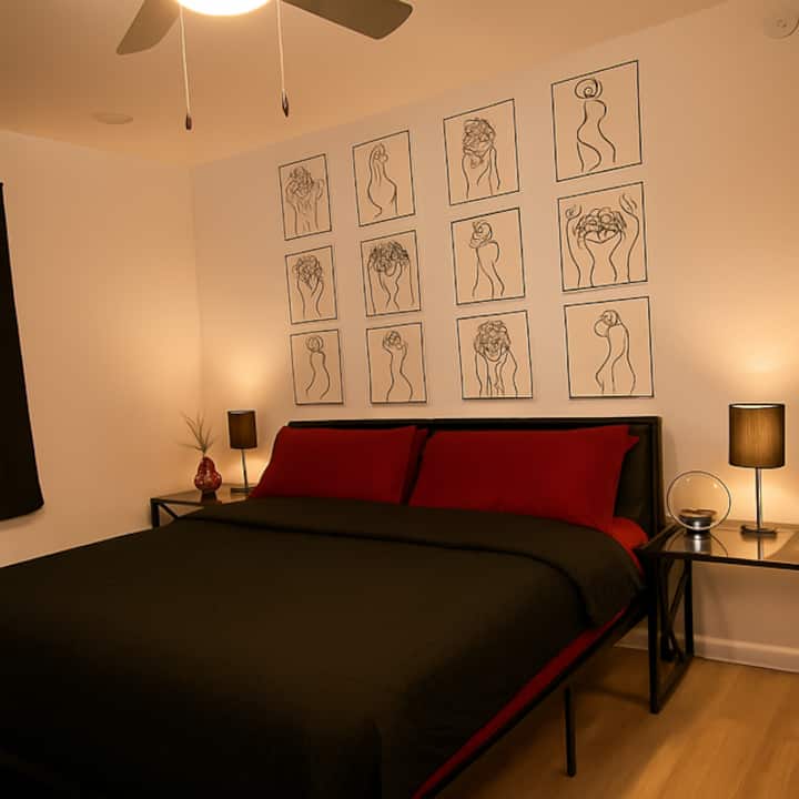 Hlavná spálňa – priestranná posteľ King čaká spolu so súkromnou kúpeľňou v štýle spa s hlbokou vaňou a samostatnou sklenenou sprchou pre maximálny relax.