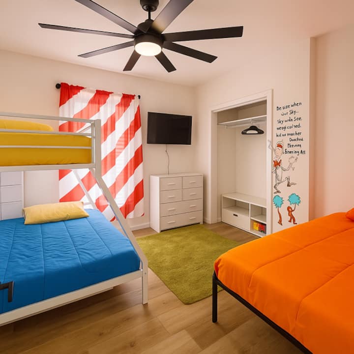 Svetlá a hravá spálňa navrhnutá pre pohodlie a zábavu – s plnohodnotnou posuvnou posteľou alebo posuvnou posteľou s dvoma samostatnými lôžkami a ďalšou samostatnou posteľou, ktorá je ideálna pre deti, bratrancov alebo priateľov, aby mohli pohodlne spať a zároveň si užívať rozmarný dekor a dostatok priestoru na odpočinok.