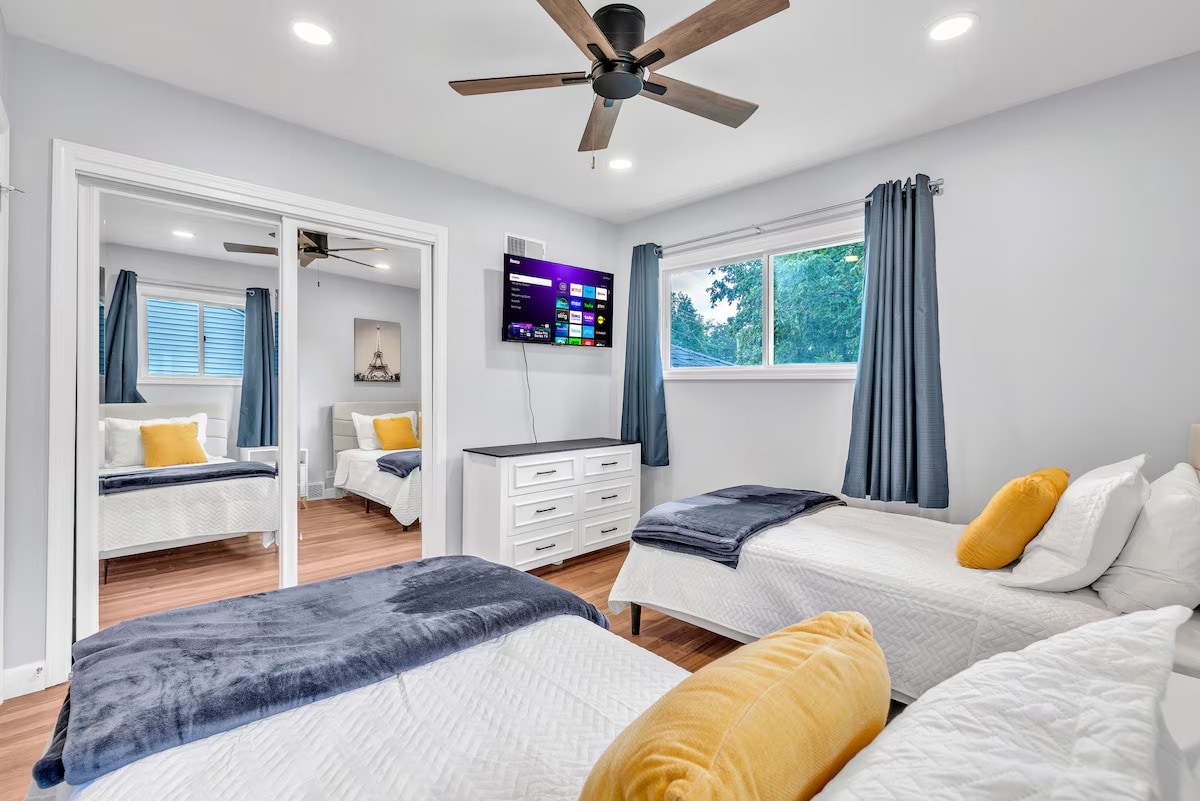 Deux lits jumeaux avec matelas mi-moelleux, commode, espace de rangement, ventilateur de plafond et une télévision Roku — adapté aux enfants ou aux colocataires.