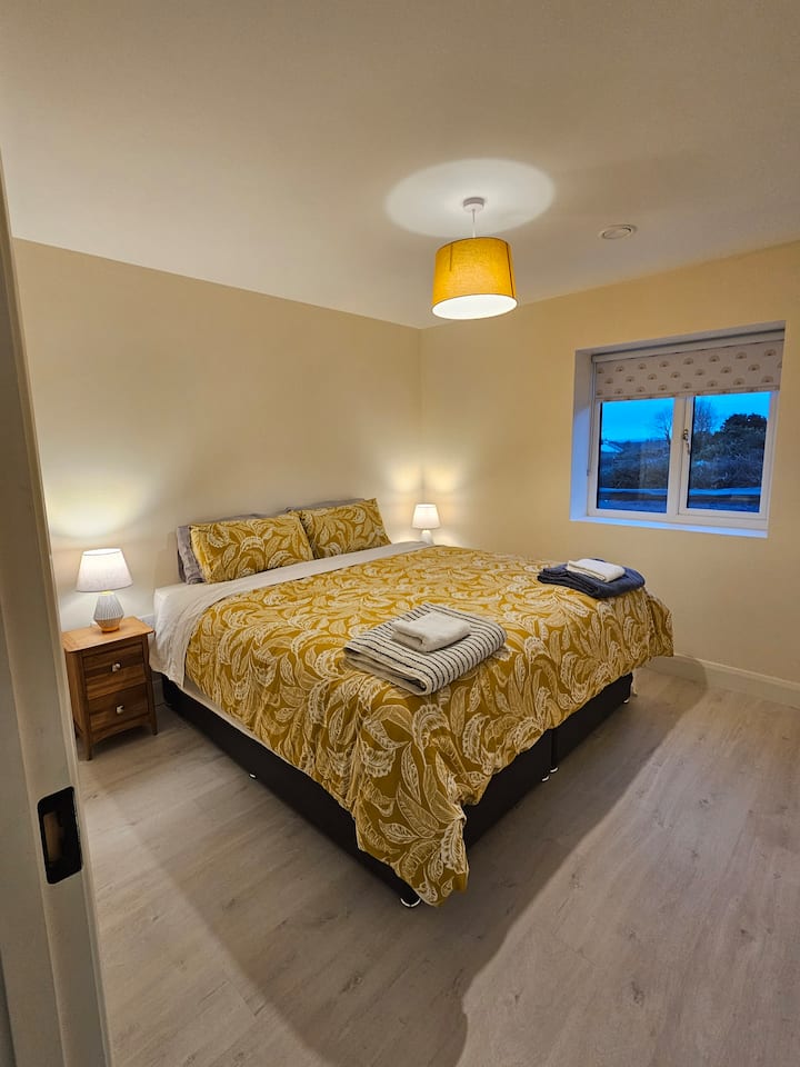 Može se sastaviti u 2 kreveta za jednu osobu ili jedan veliki bračni krevet.