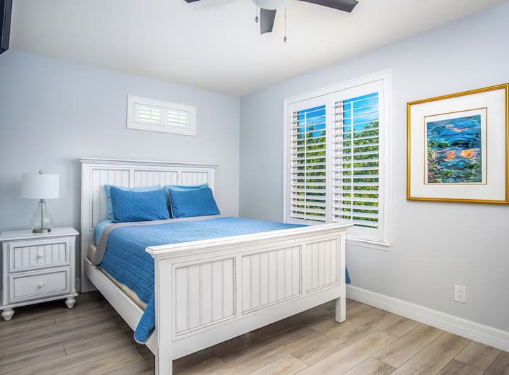 Quarto queen no segundo andar com banheiro completo anexo.