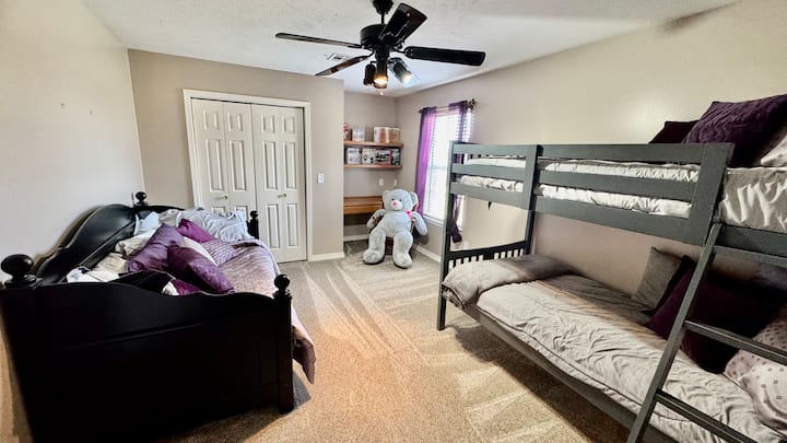 מיטת יחיד נפתחת או מיטת קומותיים. החדר הזה יכול להכיל בקלות 4 ילדים ולעניין קוראים נלהבים במשך שעות.  לבנות מבצרי כריות, לשחק משחקי לוח, ללמוד מיומנות חדשה, ליצור עם פעילויות ועוד!