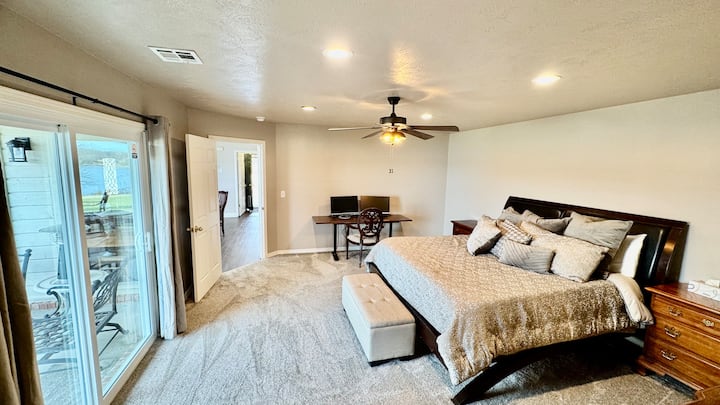 חלל עבודה עם צגים כפולים ותחנת עגינה. אחד משלושה חללי עבודה משרדיים בבית.