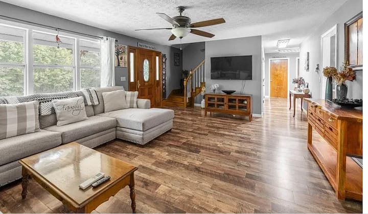 Peaceful 4 Bedroom Maine Retreat With Private Pool - Swan Lake State Park, Swanville