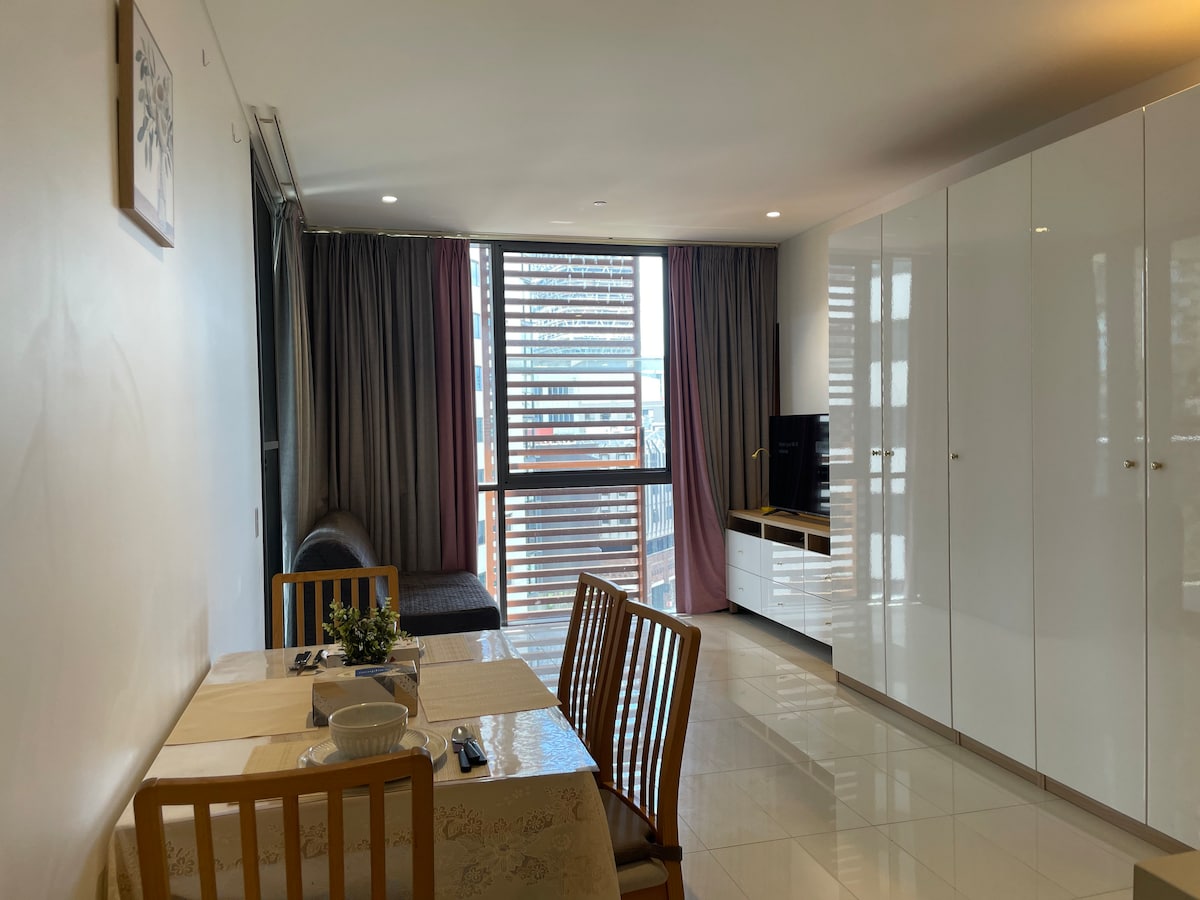 Top performing Airbnb: UniWalk 3Pax Stay · Chippendale in Chippendale