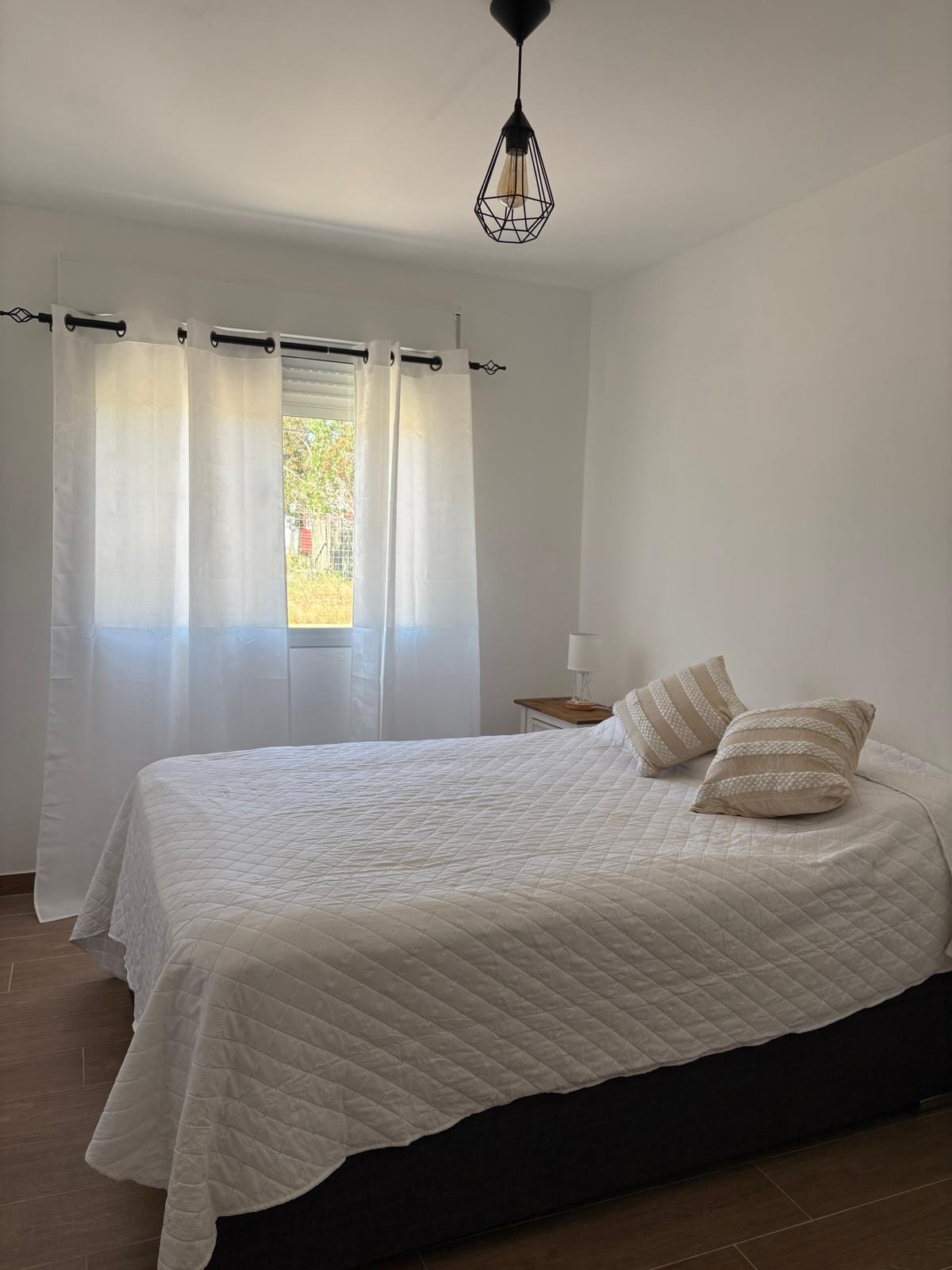 חדר שינה עם בסיס מיטה זוגית, עם סט אחד של מצעים, 2 כריות ושמיכות טלאים. שמיכה וארון, שידת לילה עם מנורה. מאוורר עם שלט רחוק. אוורור טוב ובהיר מאוד. 