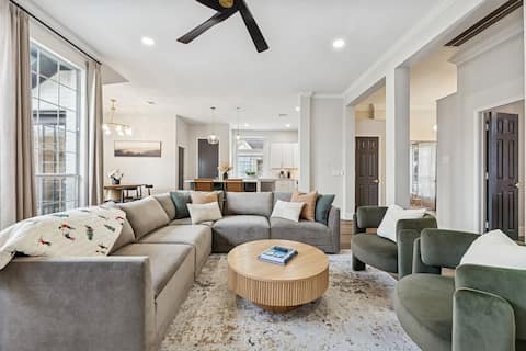 Popular Airbnb listing: Close to Universal Studios | Playroom & Playground in Dallas Suburbs
