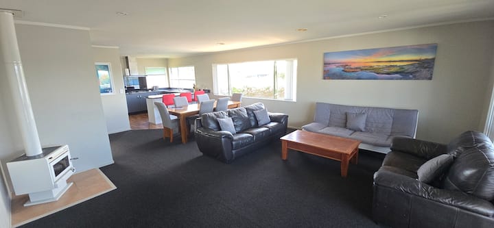 Taupo Home With Lake Views - Taupō