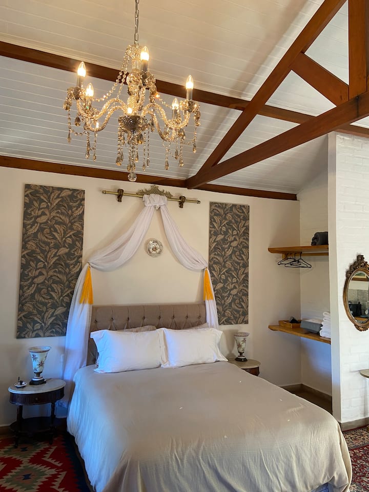 Cama queen e armário para roupas