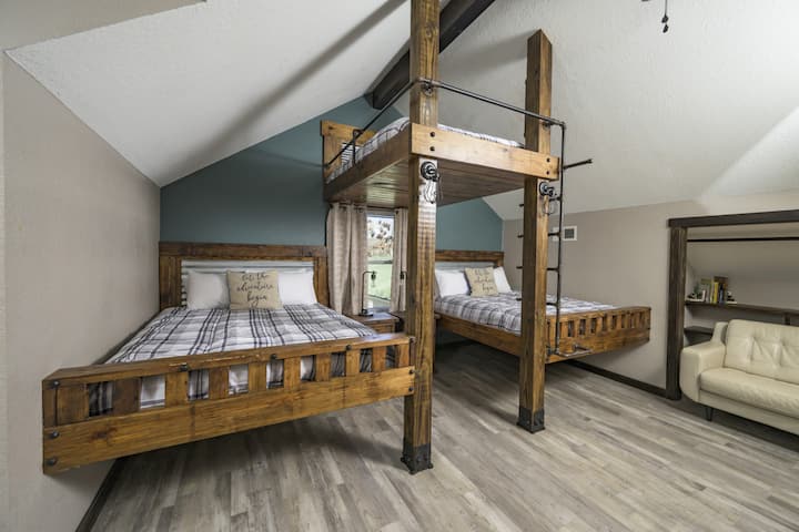 Dotée d'un système de lits superposés sur mesure en bois et en fer, cette chambre allie style et fonctionnalité, offrant aux voyageurs un endroit confortable pour se détendre sans sacrifier l'espace.
