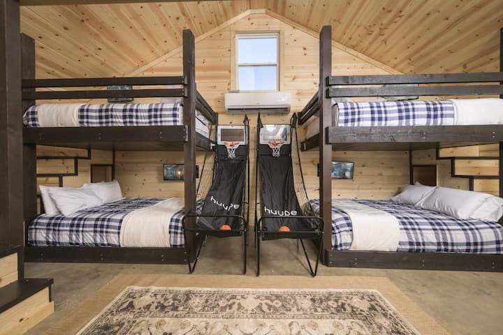 Cette chambre superbe avec lits superposés est conçue pour offrir un maximum de confort et de plaisir, avec des lits superposés Queen Size sur Queen Size sur mesure – parfaite pour les groupes, les familles ou plusieurs couples.
