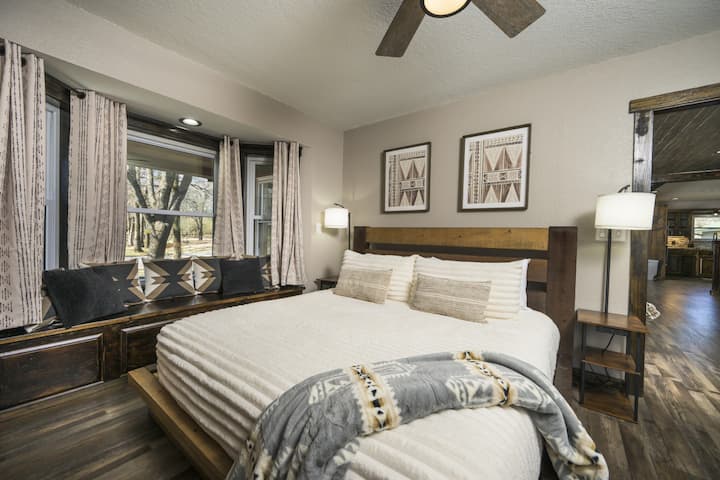 Détendez-vous dans cette chambre accueillante avec lit king size, soigneusement conçue pour le confort et la détente après une journée passée à explorer Broken Bow.